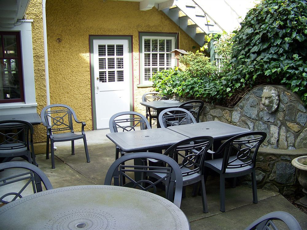 Rosewood Inn Victoria Exterior photo
