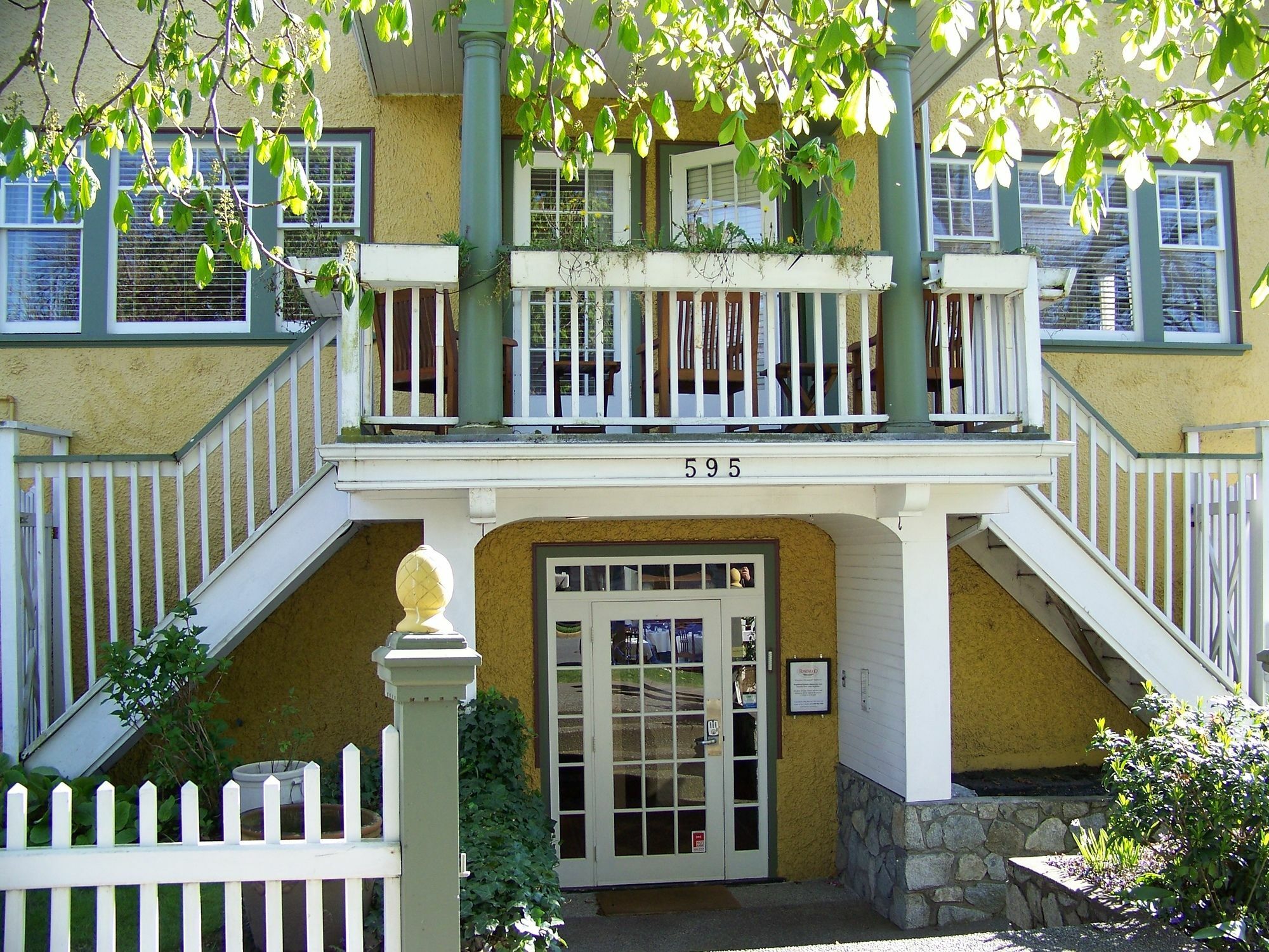 Rosewood Inn Victoria Exterior photo
